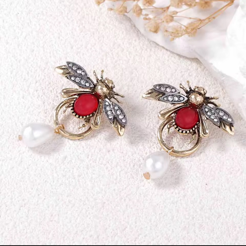NEW!
Vintage Bee Jewelry Set – Necklace & Earrings - Picture 10 of 14